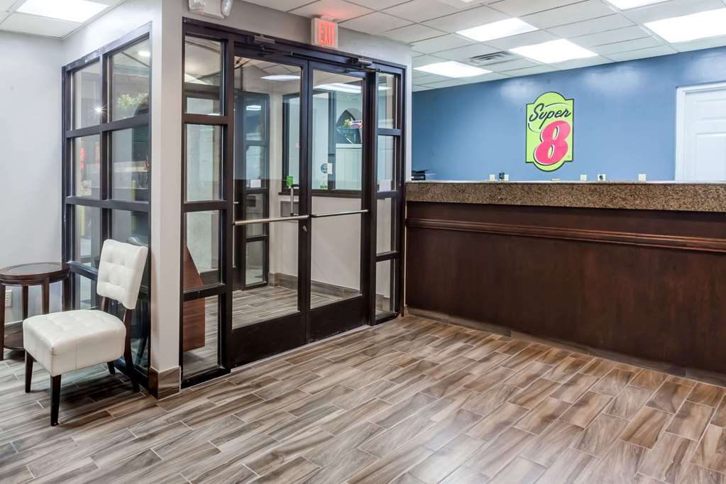 Super 8 By Wyndham Murfreesboro Dalaman gambar